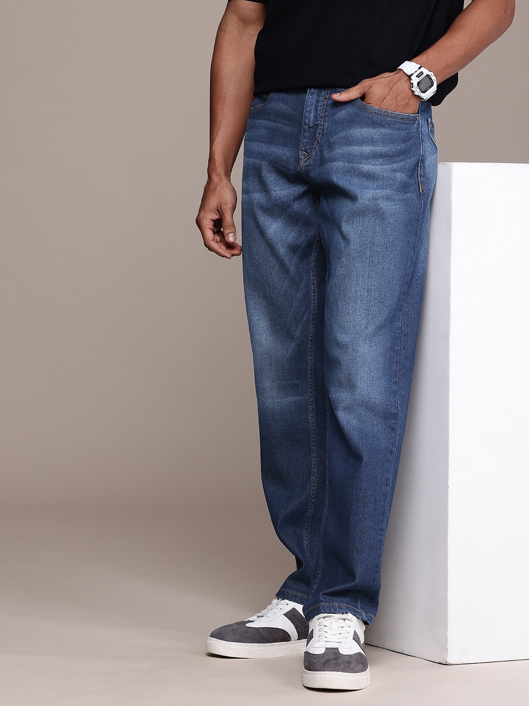 

WROGN Men Relaxed Fit Light Fade Stretchable Jeans, Blue