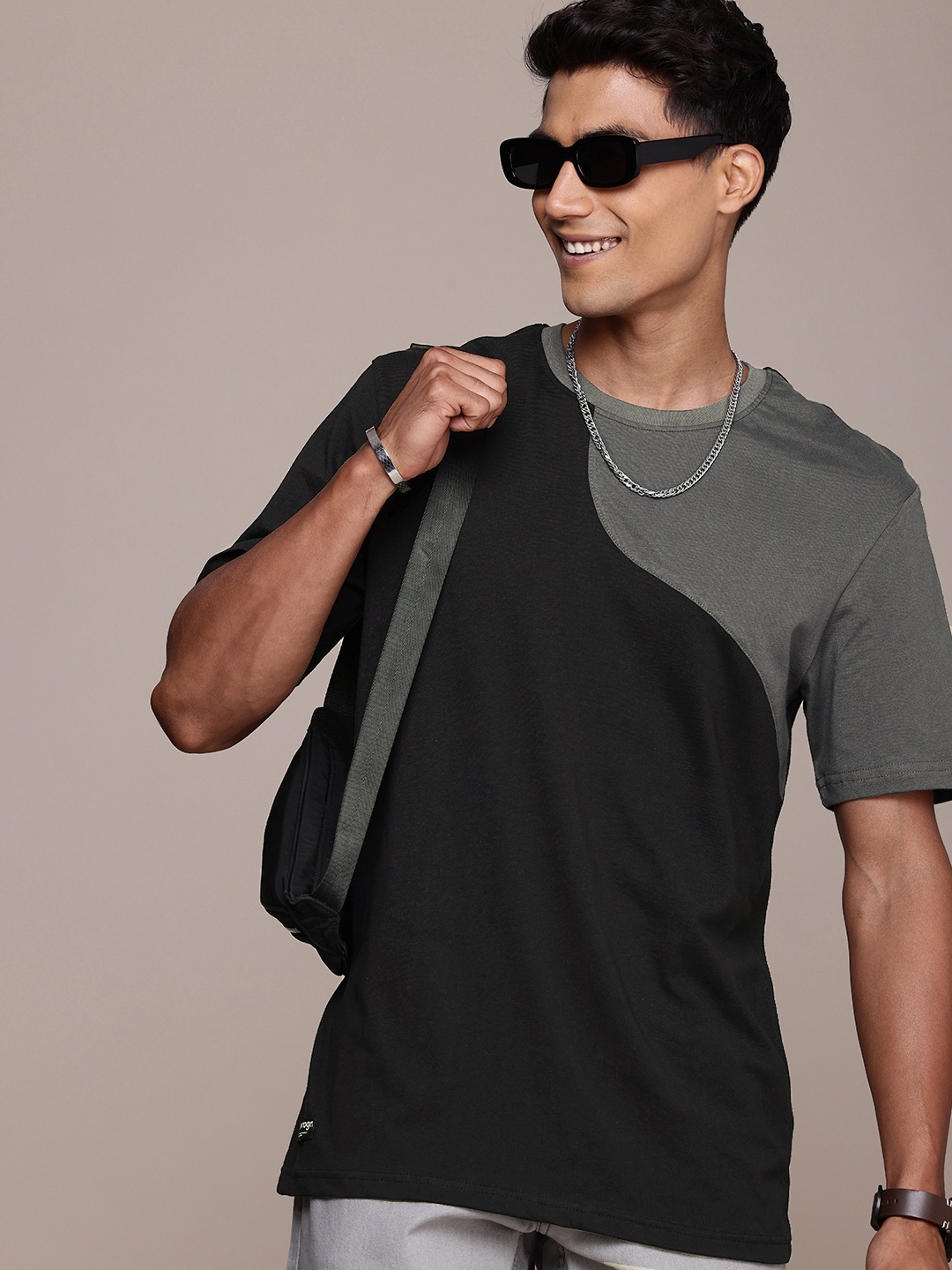 

WROGN Pure Cotton Colourblocked Casual T-shirt, Black
