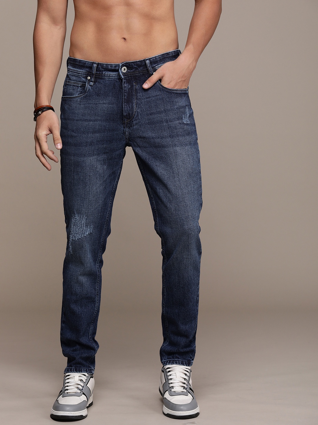 

The Roadster Life Co. Men Slim Fit Low Distress Light Fade Jeans, Blue