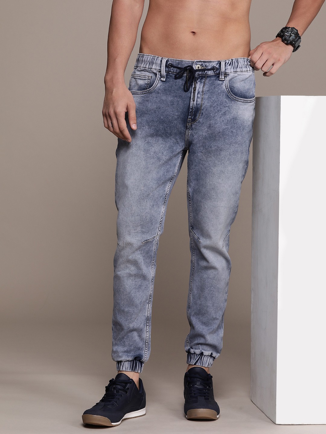 

The Roadster Life Co. Men Jogger Heavy Fade Stretchable Mid-Rise Jeans, Blue
