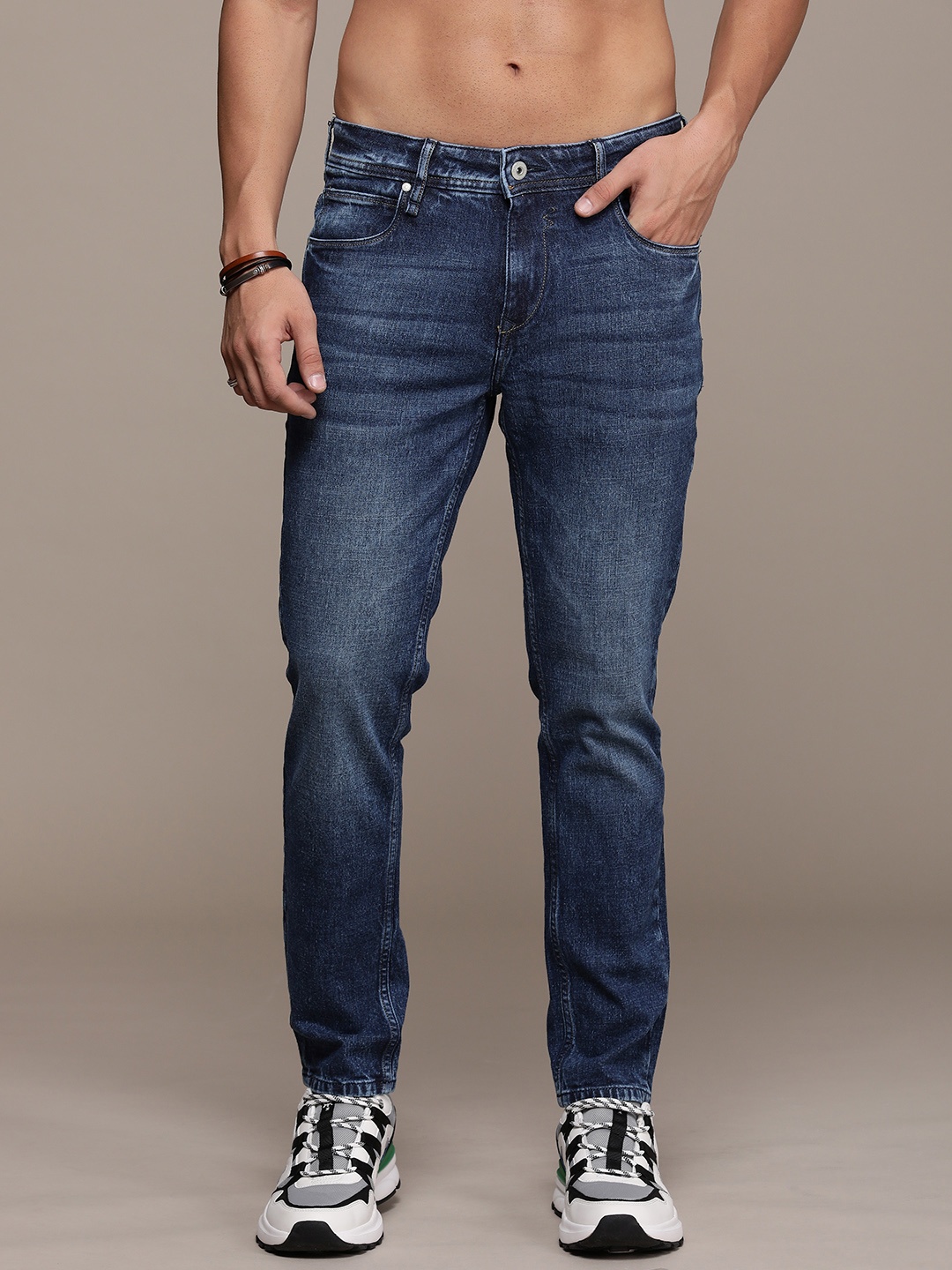 

The Roadster Life Co. Men Slim Fit Light Fade Stretchable Jeans, Blue