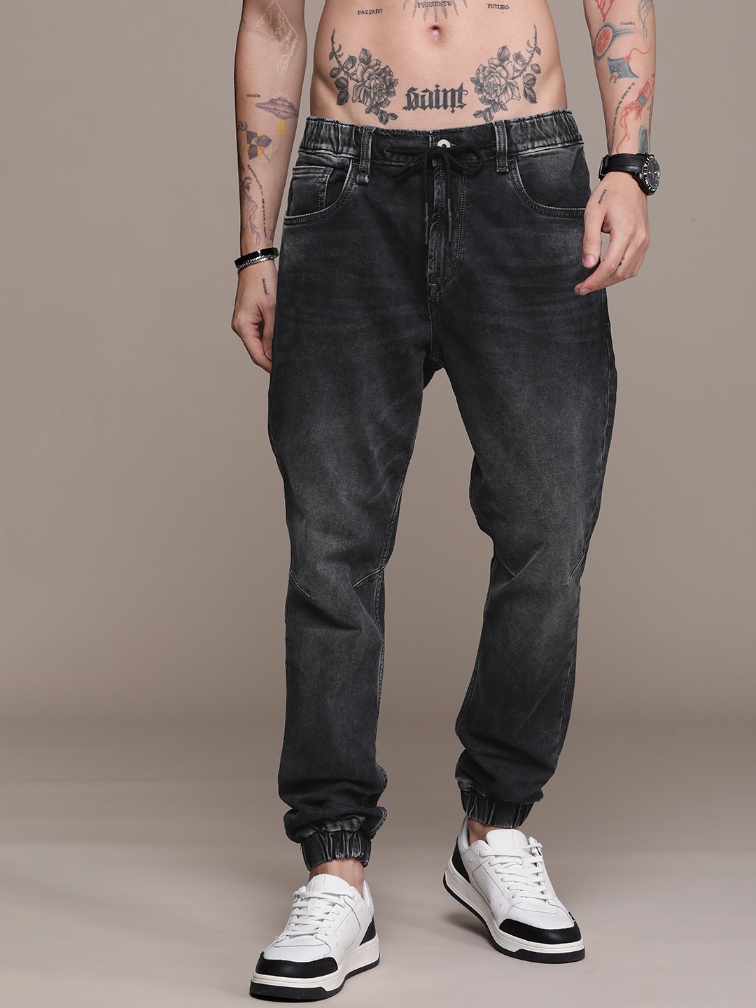 

The Roadster Life Co. Men Mid Rise Heavy Fade Stretchable Jogger Jeans, Grey