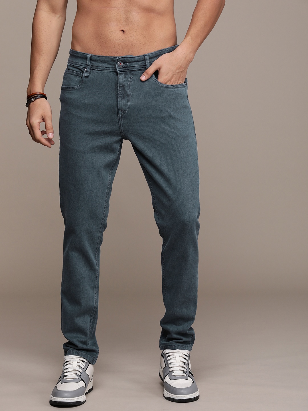 

The Roadster Life Co. Men Mid Rise Light Fade Stretchable Jeans, Blue