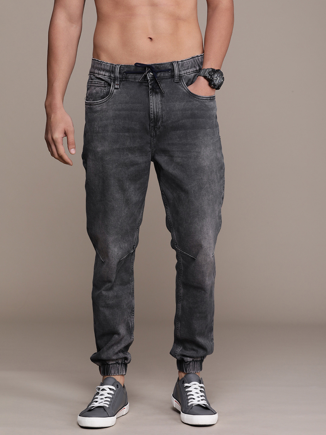 

The Roadster Life Co. Men Jogger Heavy Fade Stretchable Mid-Rise Jeans, Grey