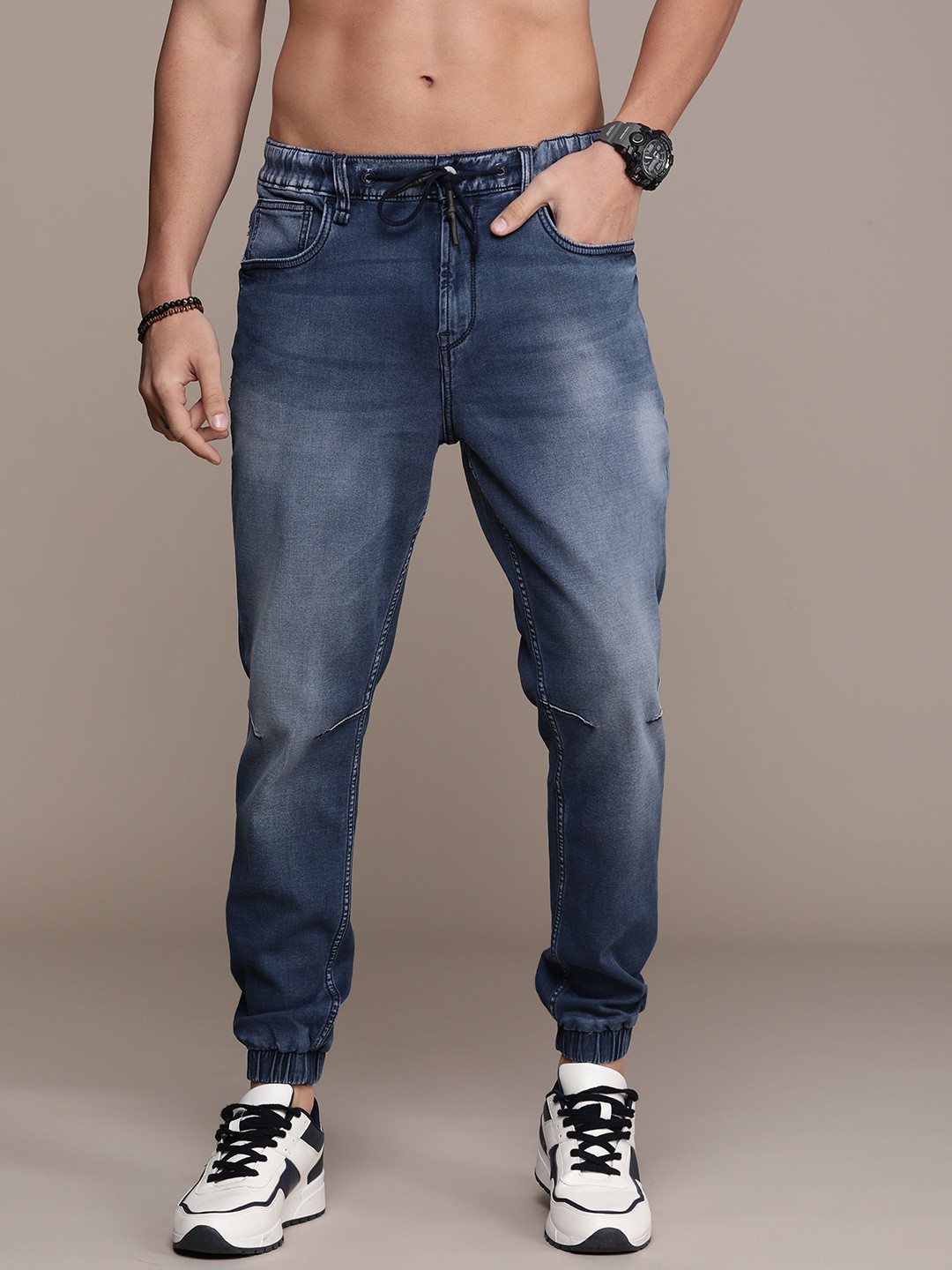 

The Roadster Life Co. Men Mid Rise Jogger Light Fade Stretchable Jeans, Blue
