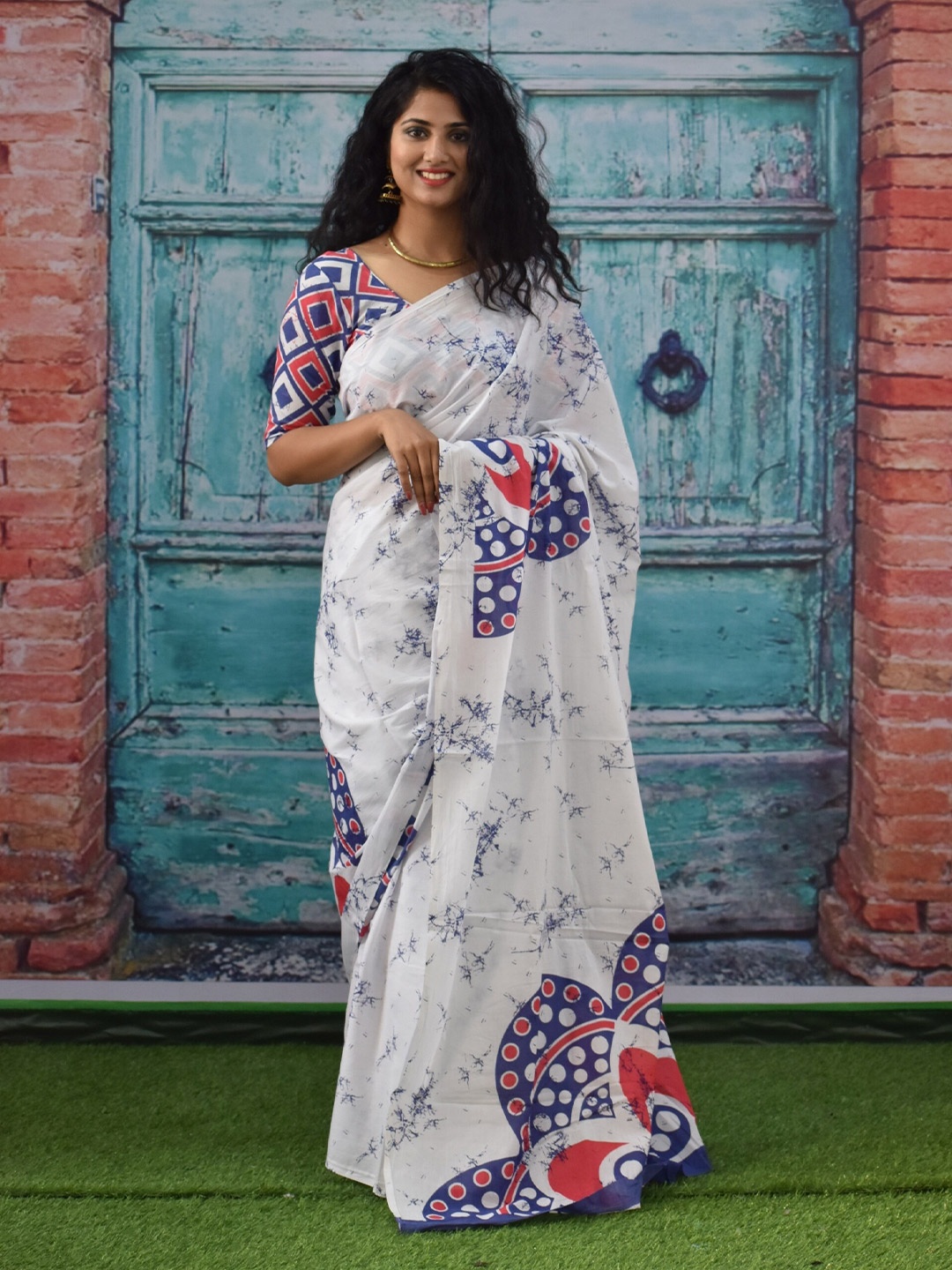 

clothonus Batik Block Printed Mulmul Cotton Saree, White