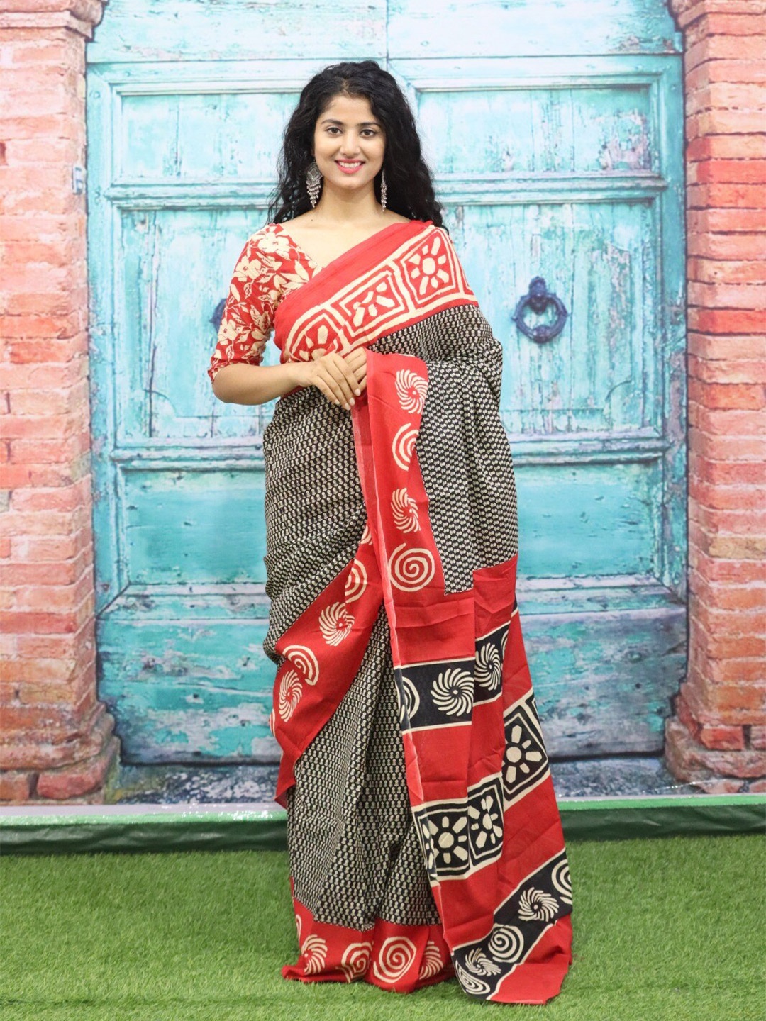 

clothonus Floral Printed Pure Cotton Block Print Saree, Black