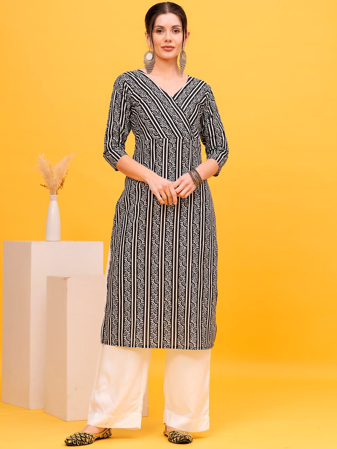 

SHIONS Ethnic Motifs Printed Straight Cotton Kurta, Black