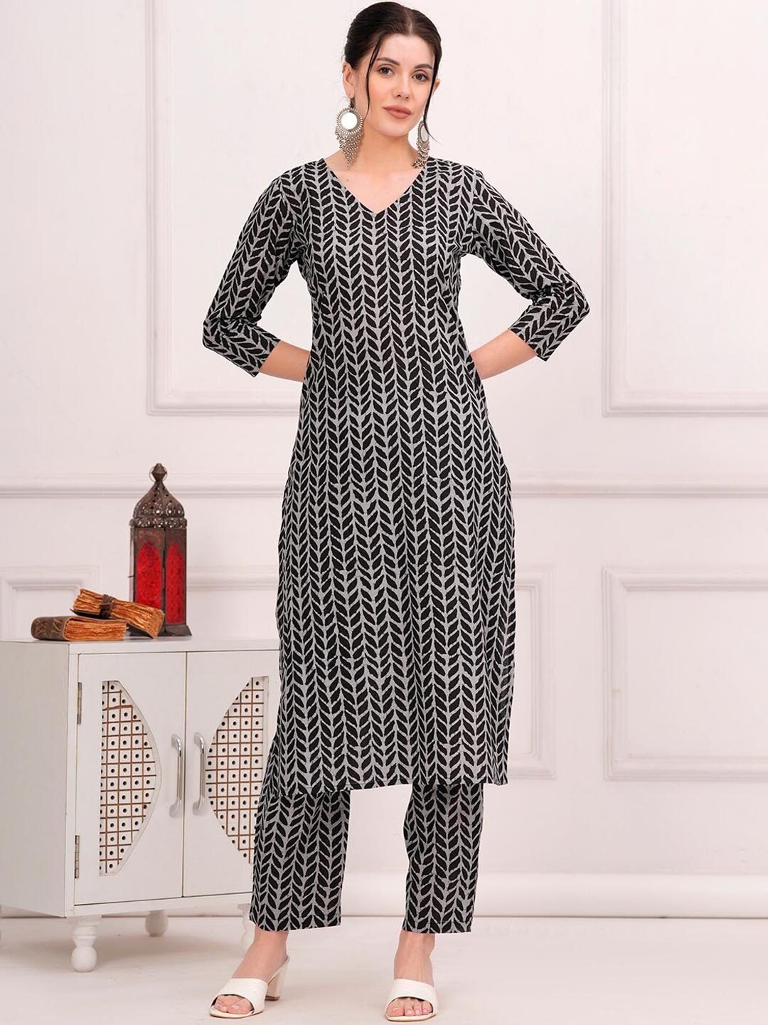 

SHIONS V-Neck Ethnic Motifs Printed Pure Cotton Straight Kurta with Trousers, Black
