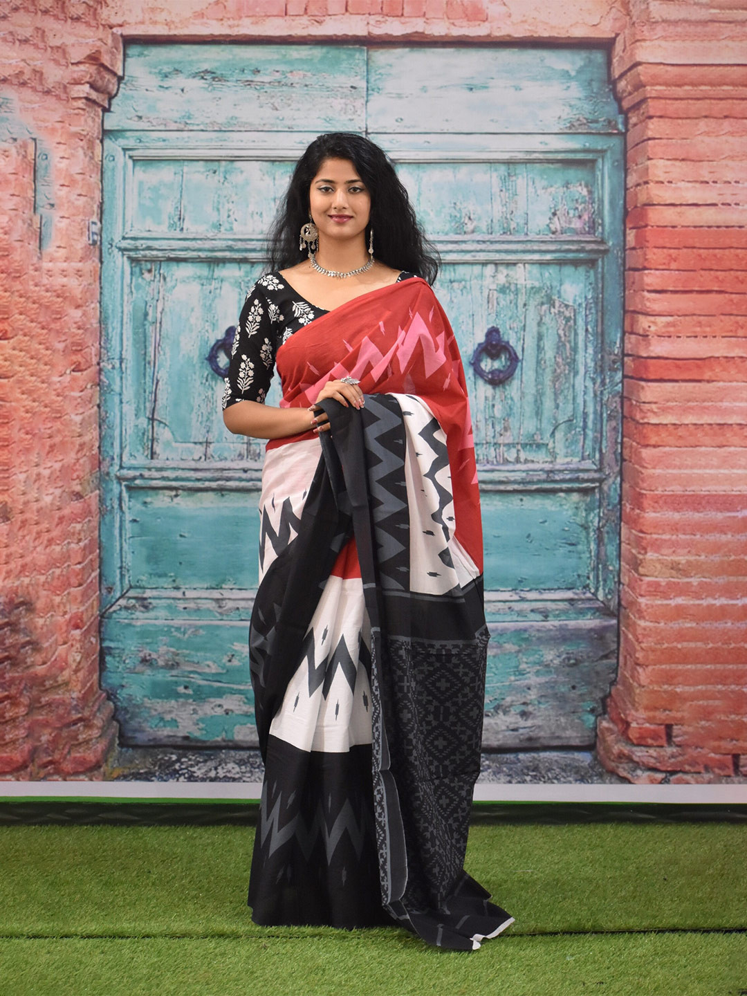 

clothonus Pure Cotton Block Print Saree, Red