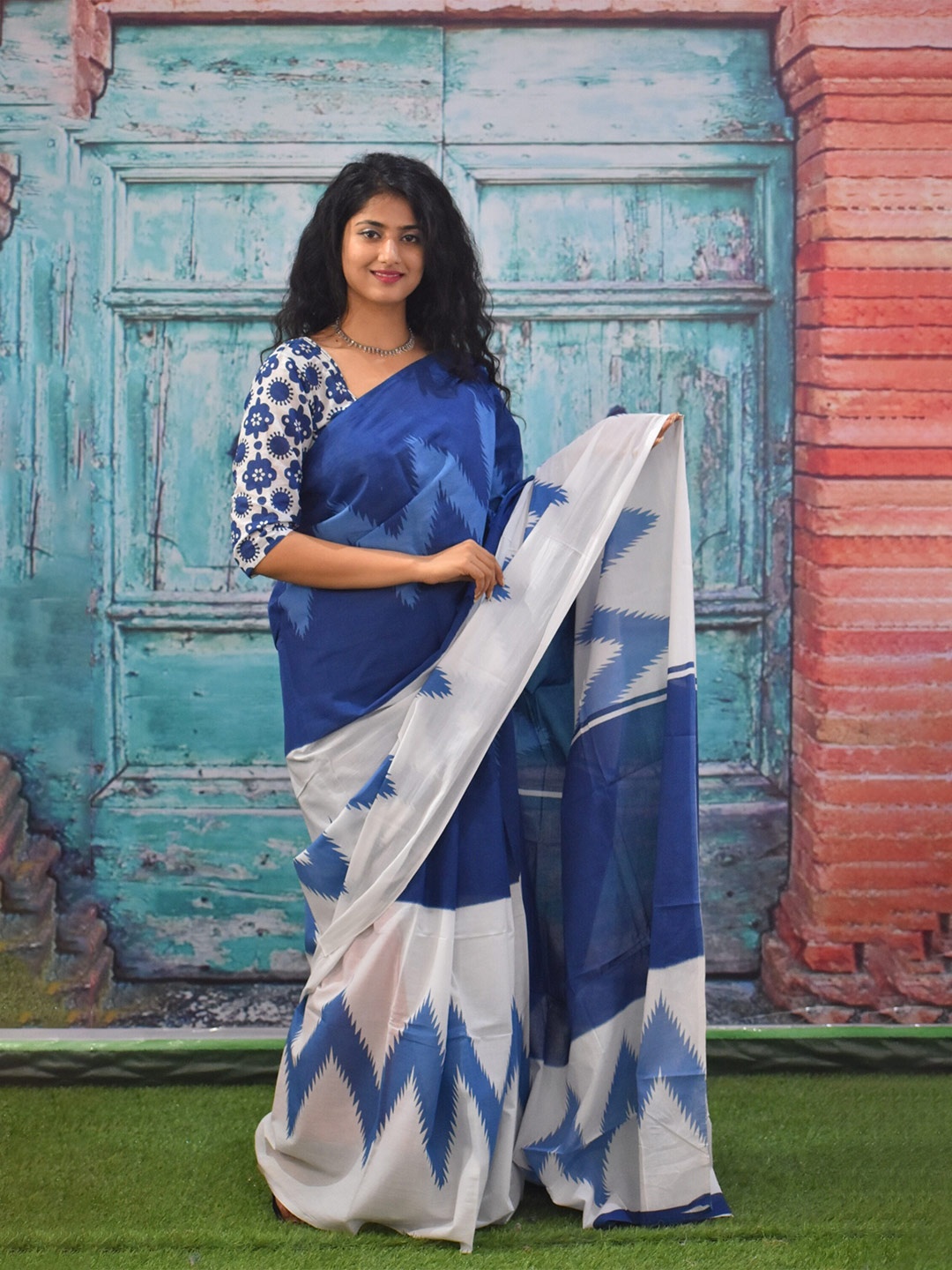 

clothonus Geometric Block Printed Mulmul Cotton Saree, Blue