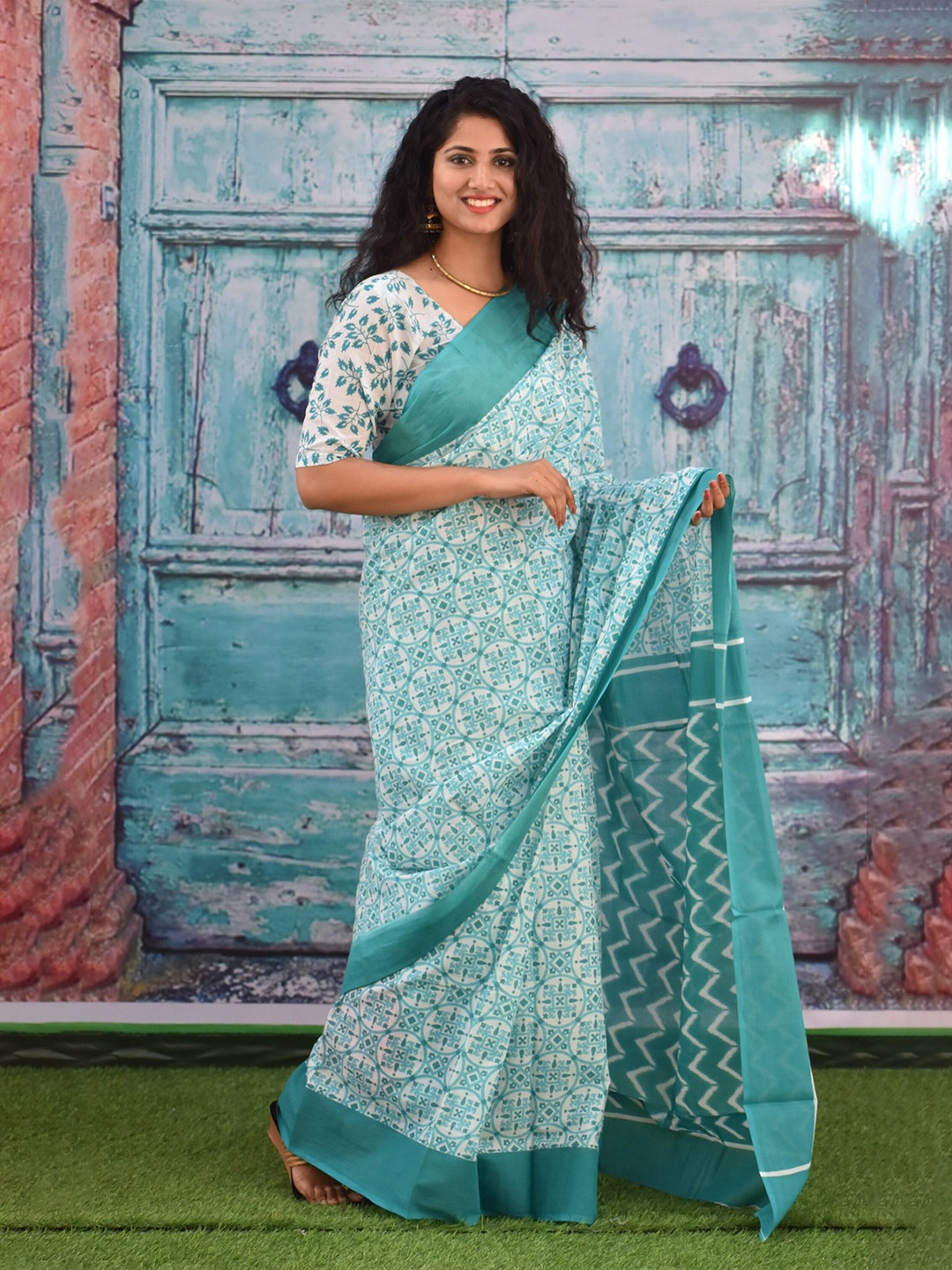 

clothonus Ajrak Block Pure Cotton Block Print Saree, White