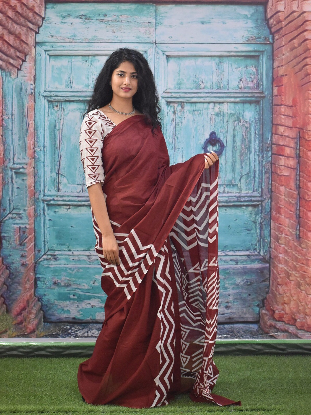 

clothonus Pure Cotton Block Print Saree, Maroon