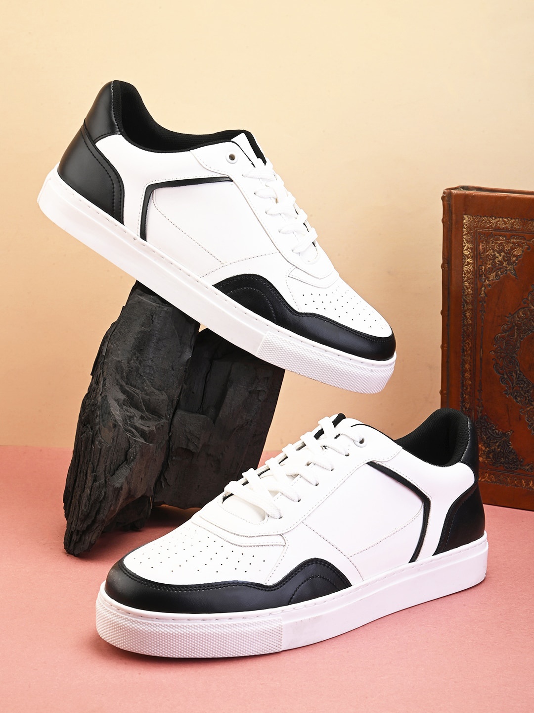 

HRX by Hrithik Roshan Men White Colourblocked Round Toe Lightweight Sneakers