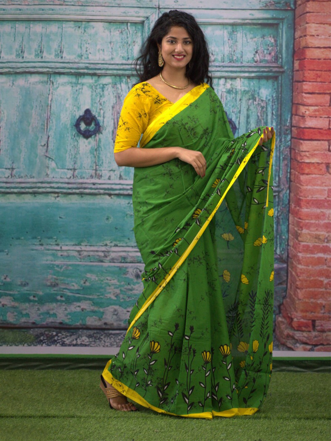 

GK FASHION Floral Printed Pure Cotton Saree, Green