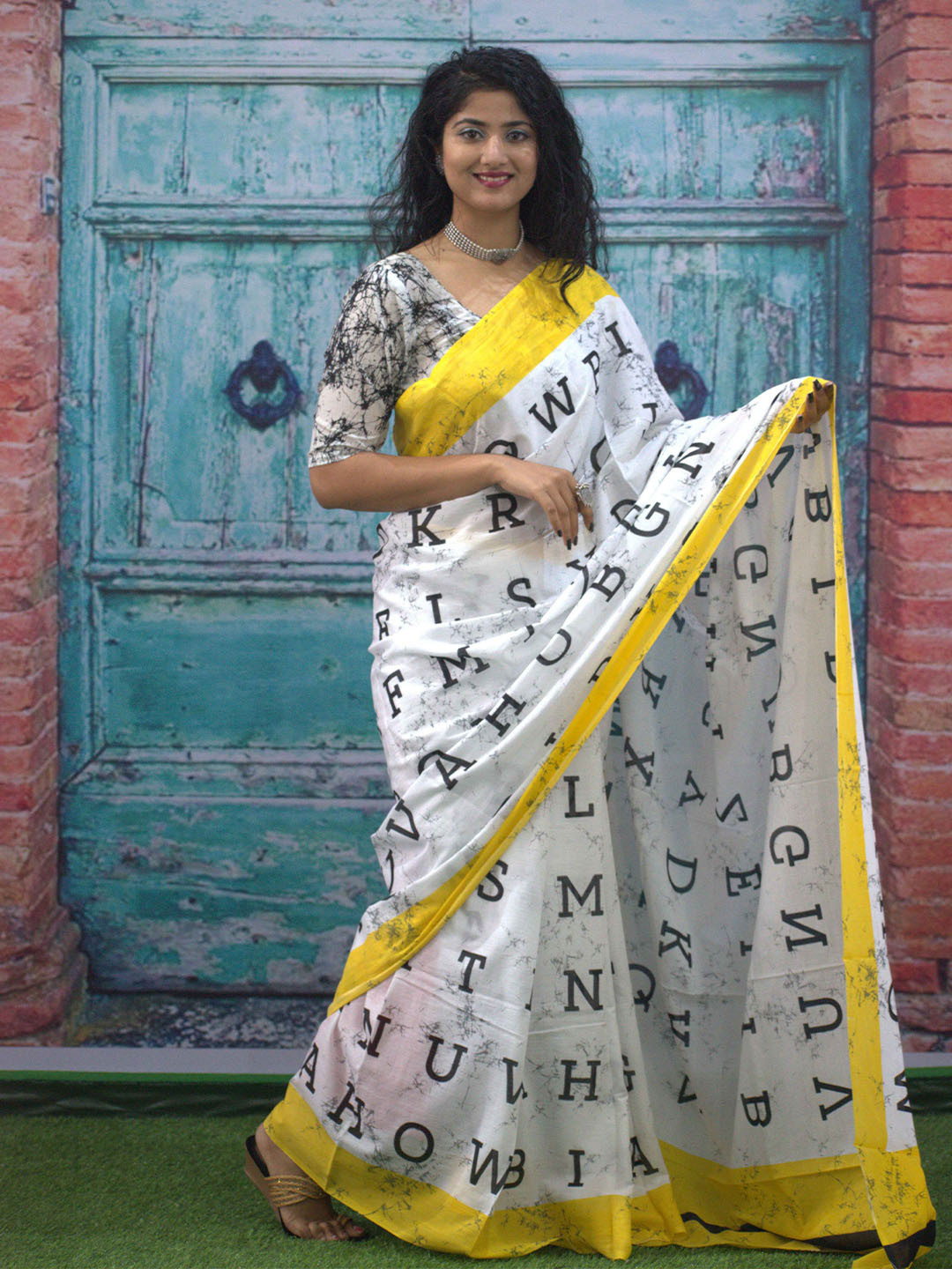 

GK FASHION Geometric Printed Pure Cotton Saree, White