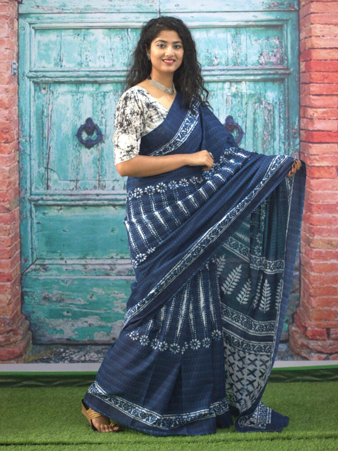 

GK FASHION Floral Printed Pure Cotton Saree, Blue