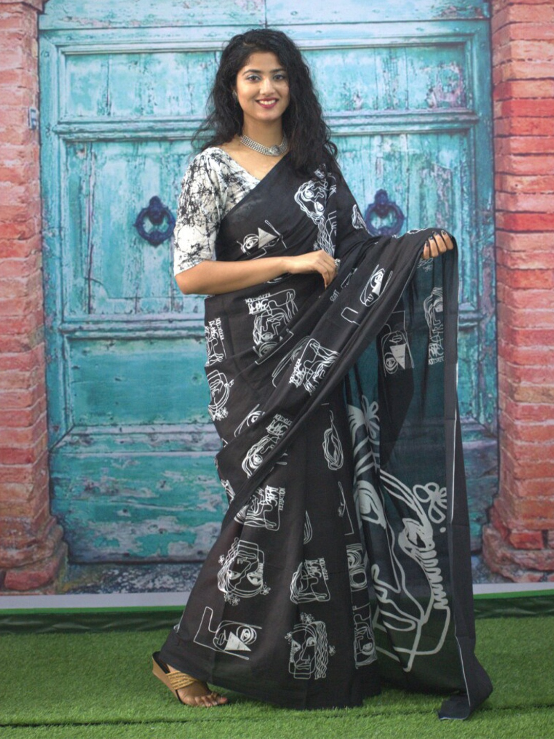 

GK FASHION Geometric Printed Pure Cotton Saree, Black