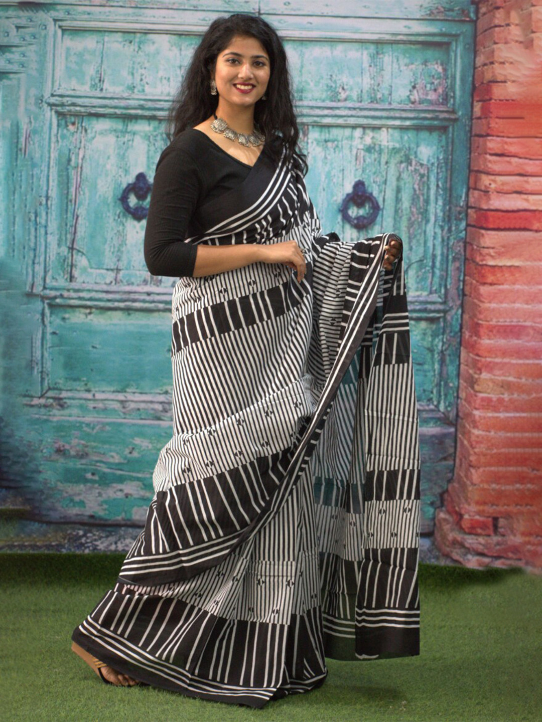 

GK FASHION Striped Pure Cotton Saree, Black