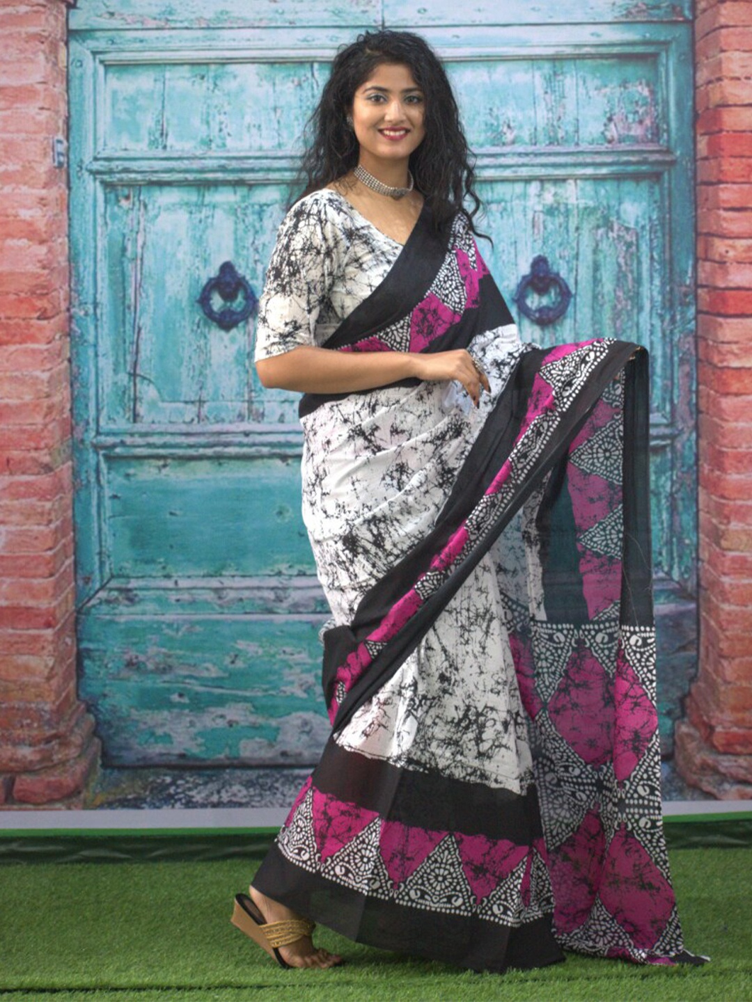 

GK FASHION Geometric Printed Pure Cotton Saree, Pink