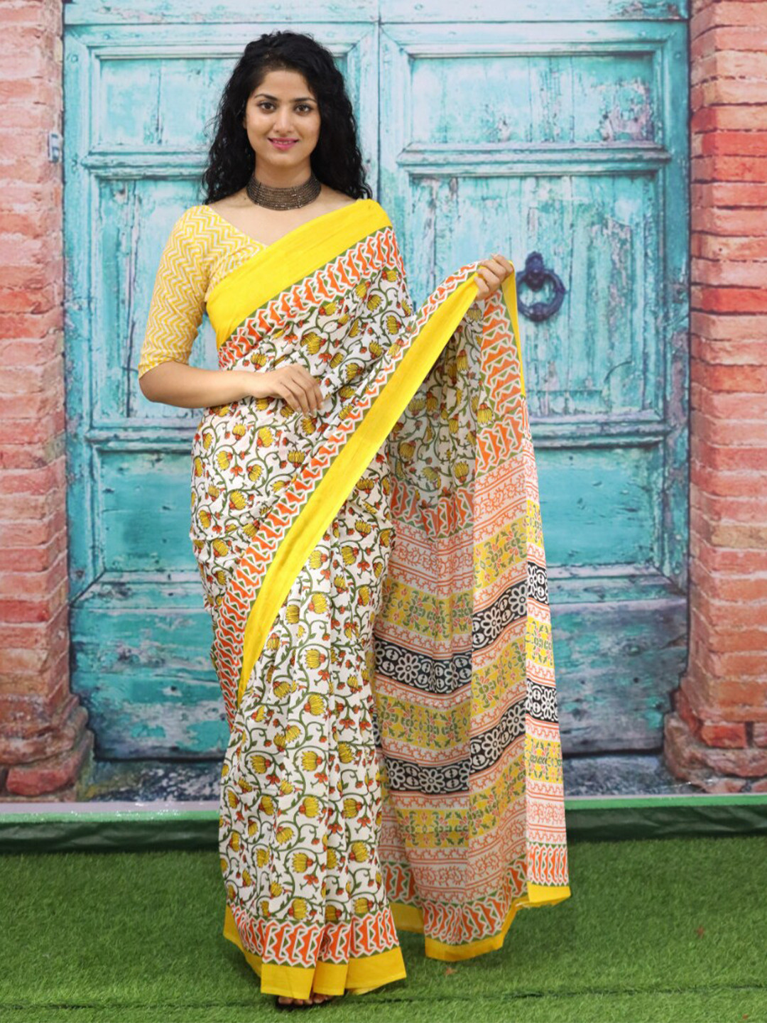 

GK FASHION Floral Printed Pure Cotton Saree, Yellow