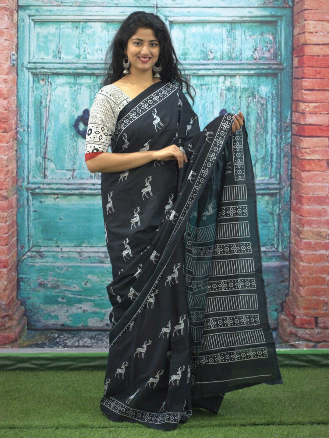 

GK FASHION Geometric Printed Pure Cotton Saree, Black
