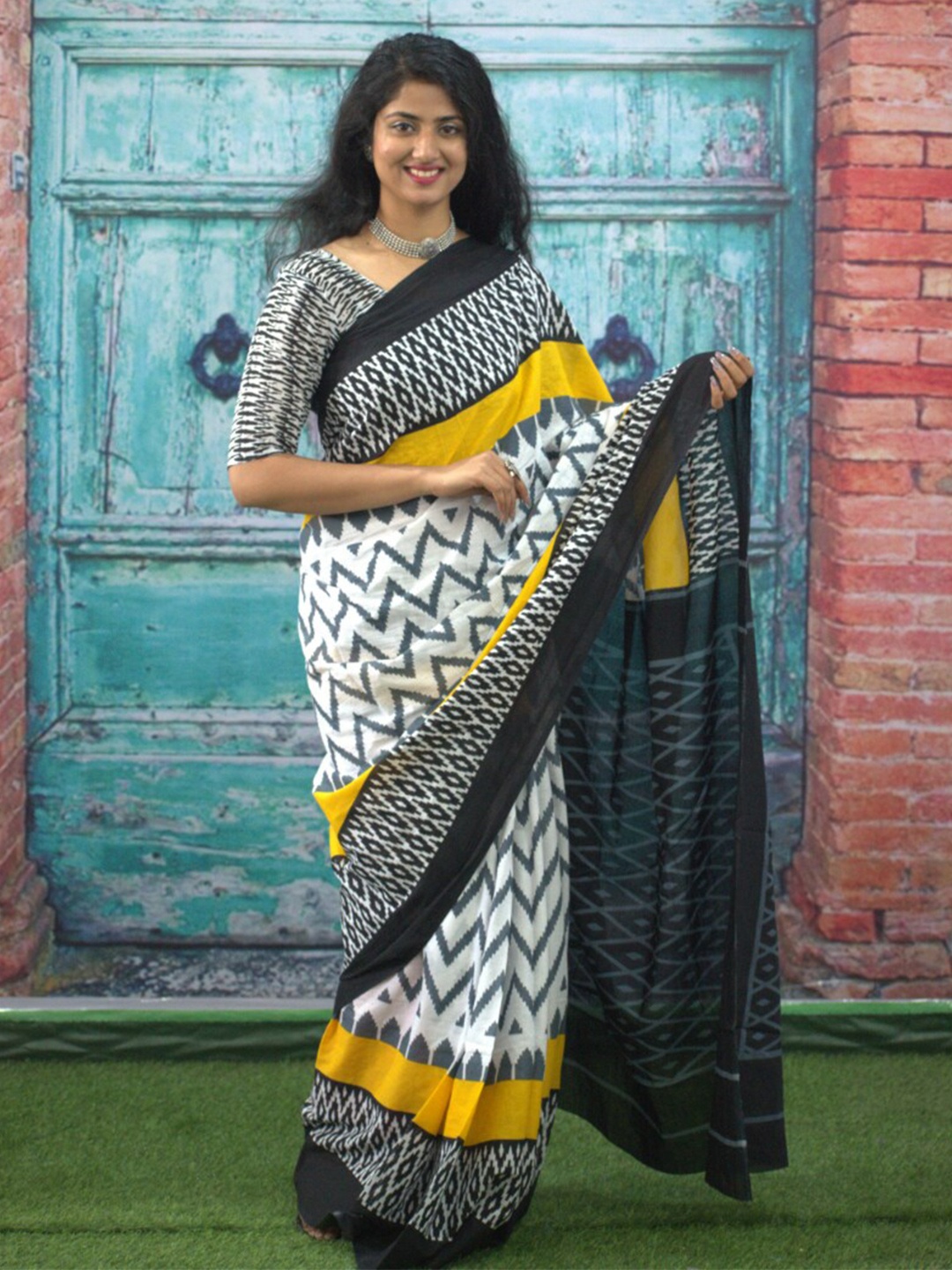 

GK FASHION Geometric Printed Pure Cotton Saree, Grey