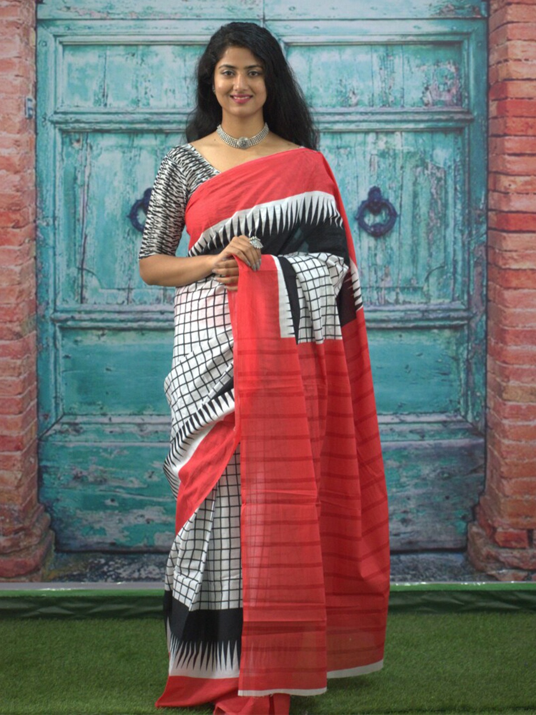 

GK FASHION Checked Pure Cotton Saree, Red