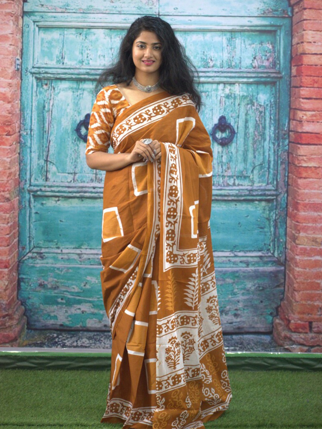 

GK FASHION Geometric Printed Pure Cotton Saree, Brown