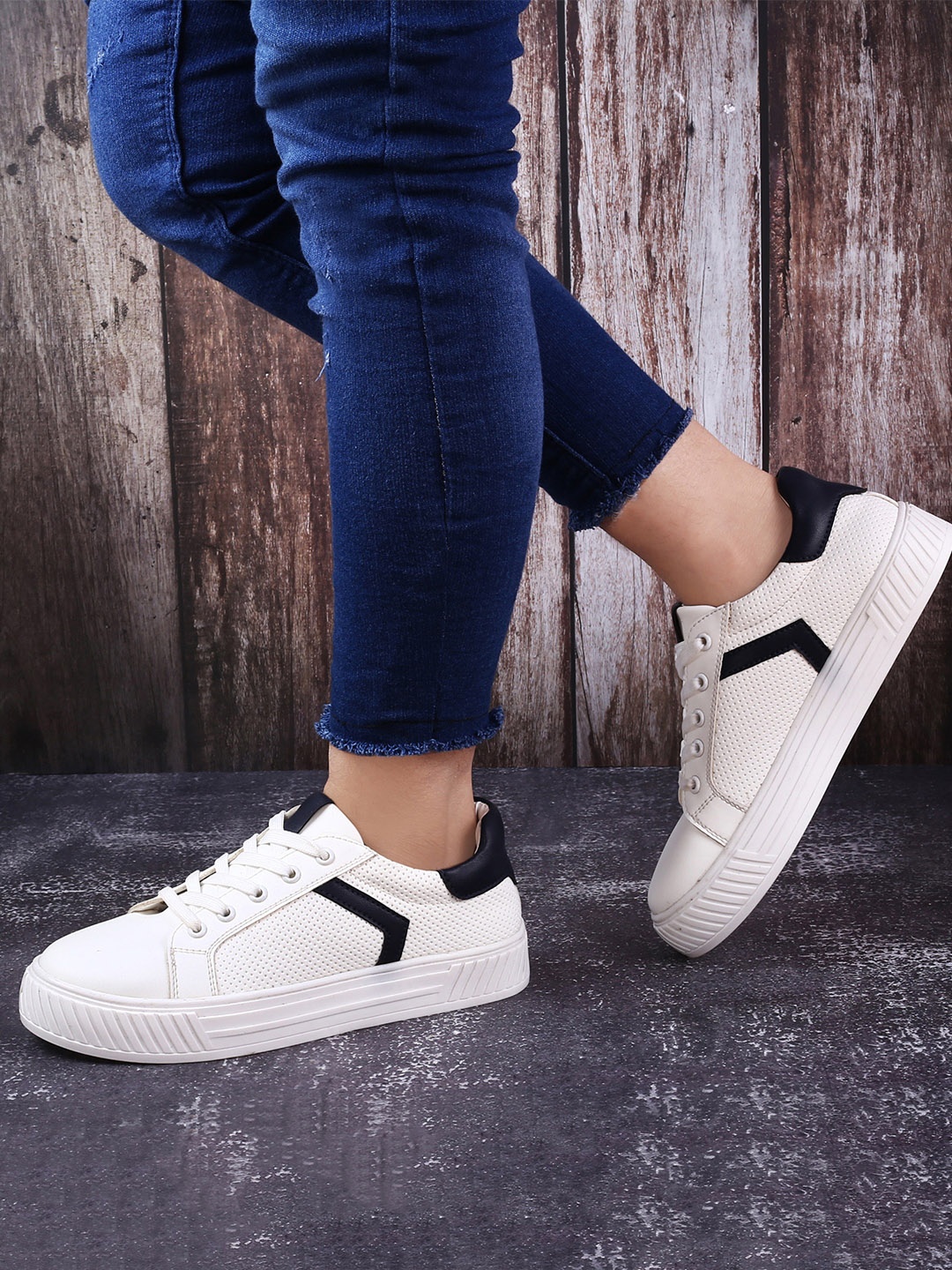 

Mast & Harbour Women White Round Toe Lace-Ups Sneakers