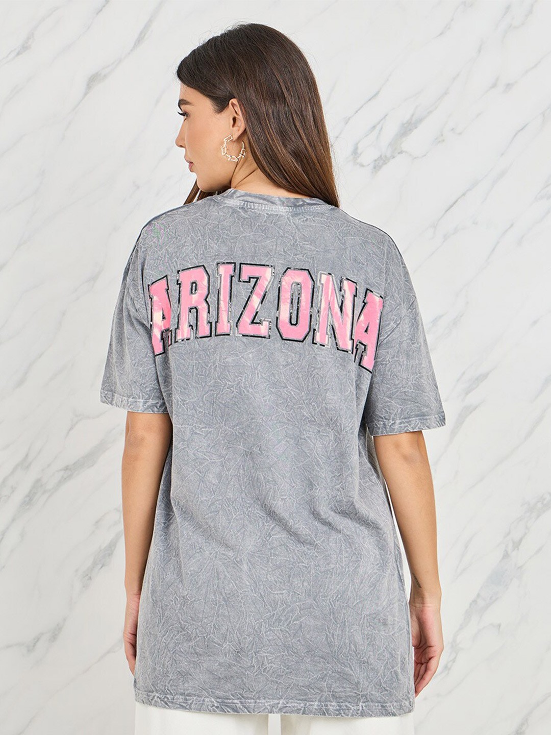 

Styli Women Oversized Acid Wash City Print Drop Shoulder Longline T-Shirt, Grey