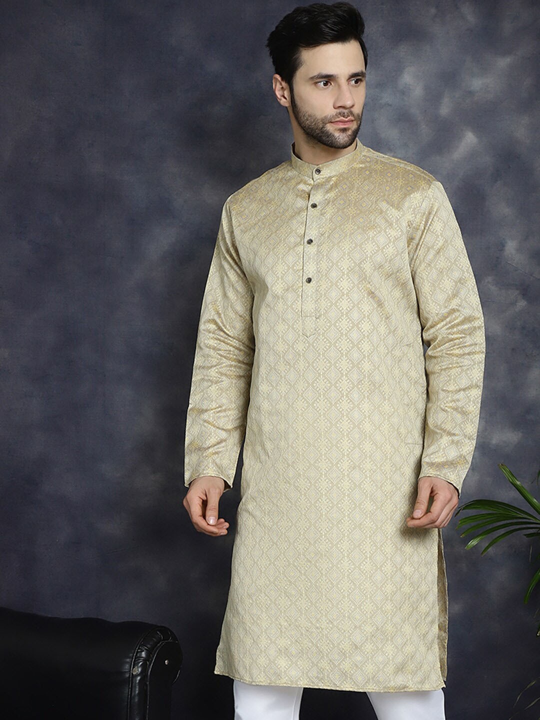 

Jompers Mandarin Collar Thread Work Jacquard Kurta, Beige