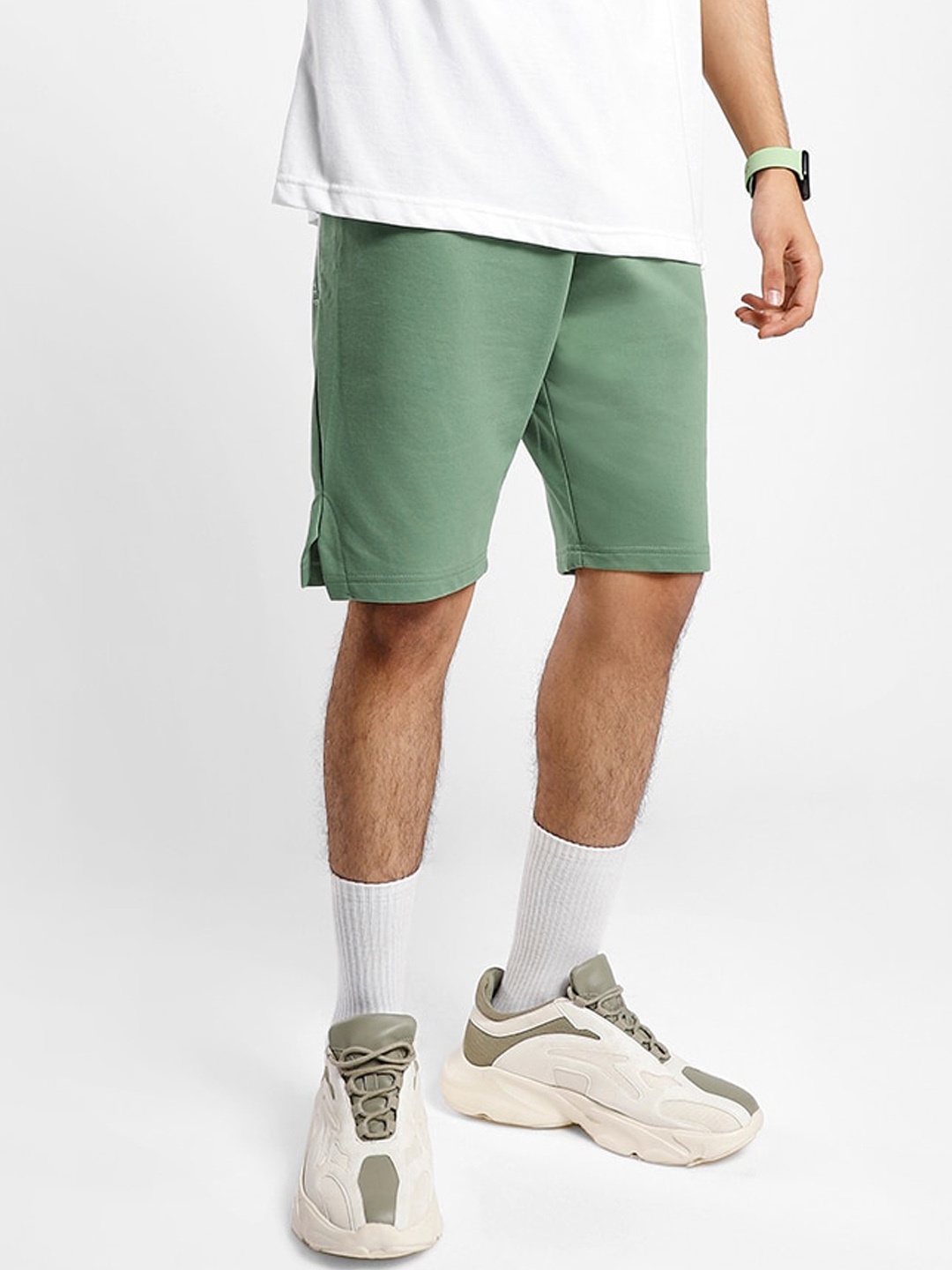 

NOBERO Men Mid-Rise Shorts, Green