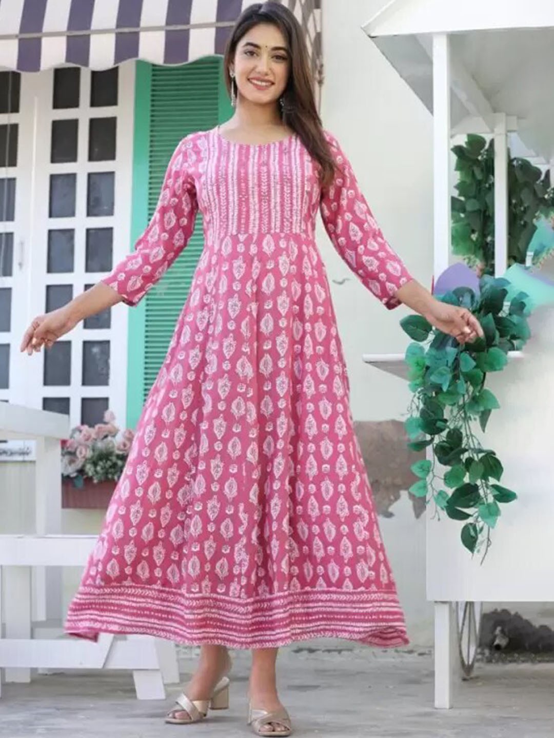 

DARVIKAA COLLECTION Floral Printed Floral Kurta, Pink