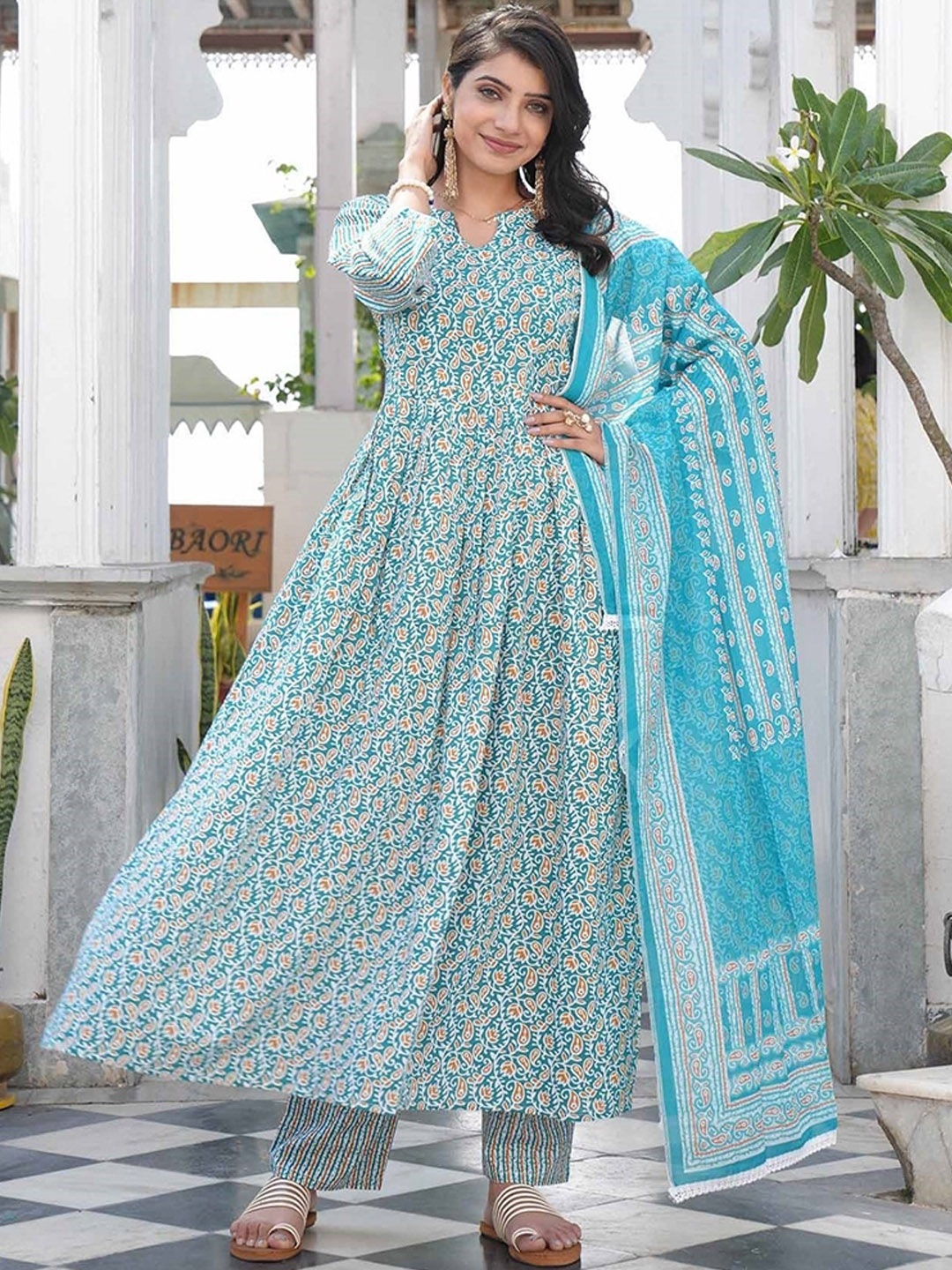 

HETVI CREATION Paisley Printed Kurta & Trousers With Dupatta, Turquoise blue