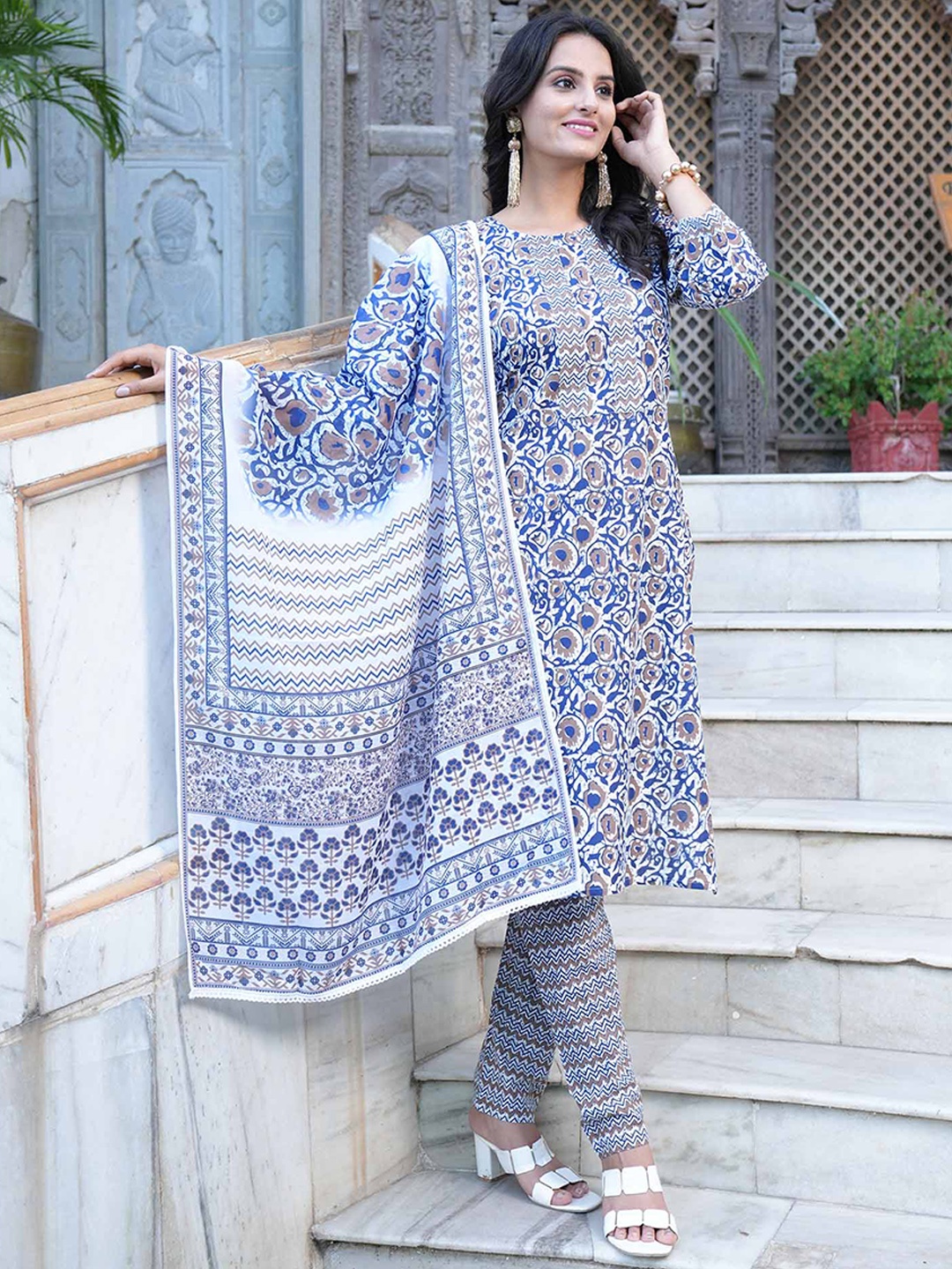 

HETVI CREATION Floral Printed Kurta & Trousers With Dupatta, Blue