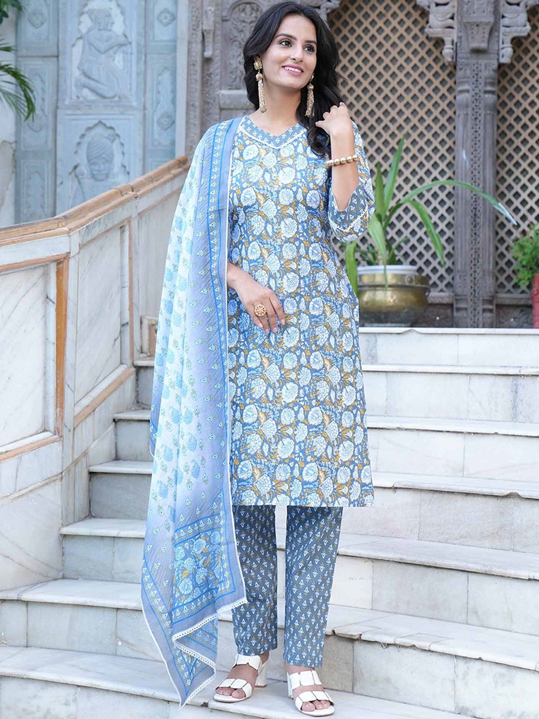 

HETVI CREATION Floral Printed Kurta & Trousers With Dupatta, Blue