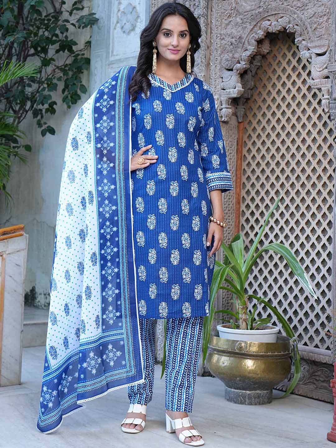 

HETVI CREATION Floral Printed Kurta & Trousers With Dupatta, Blue