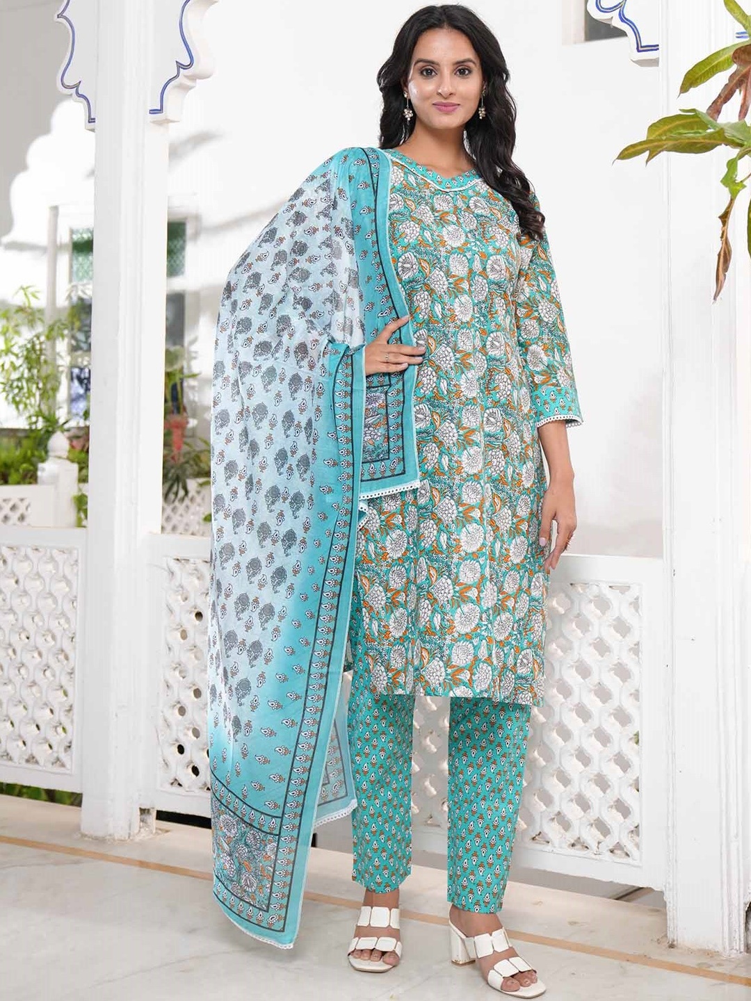 

HETVI CREATION Floral Printed Kurta & Trousers With Dupatta, Turquoise blue
