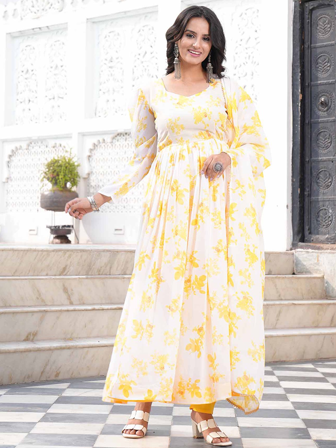 

HETVI CREATION Floral Printed Kurta & Trousers With Dupatta, Yellow