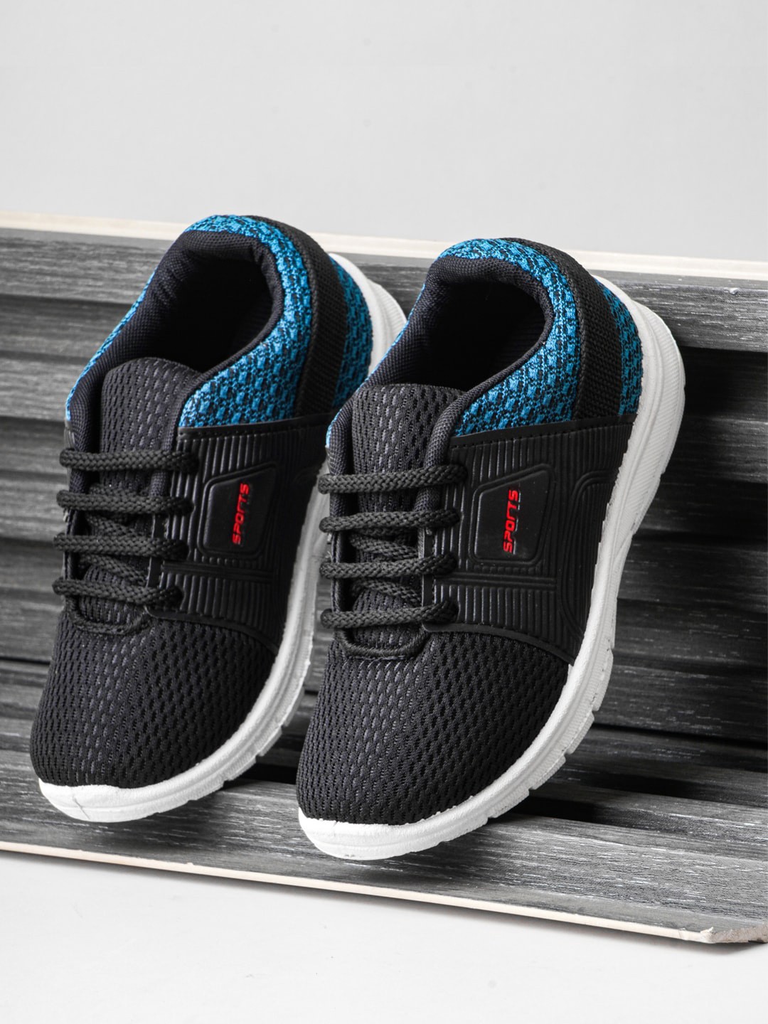

YK Boys Textured Lightweight Comfort Insole Contrast Sole Lace-Up Sneakers, Black