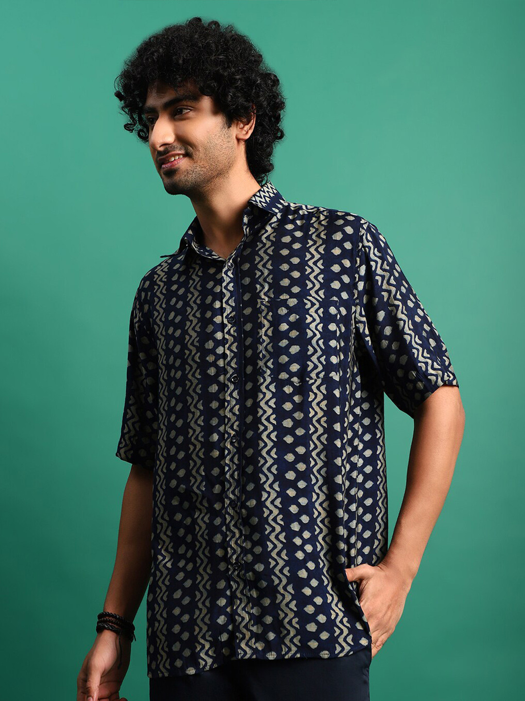 

Sangria Classic Ethnic Motifs Printed Spread Collar Casual Shirts, Navy blue