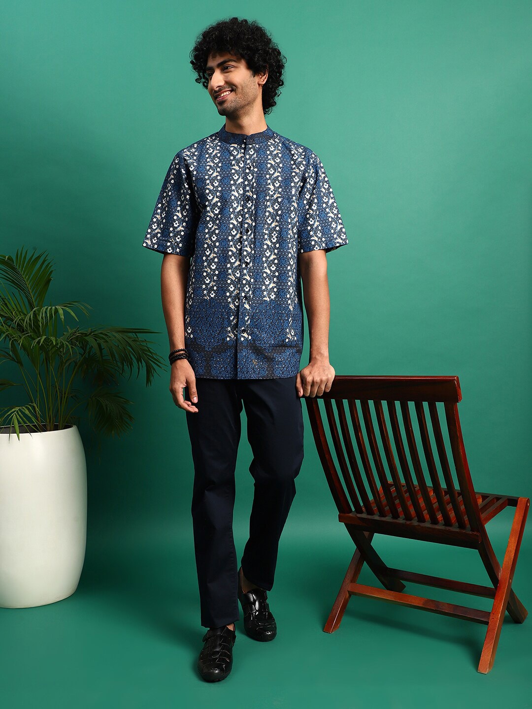 

Sangria Classic Floral Printed Mandarin Collar Longline Casual Cotton Shirt, Blue