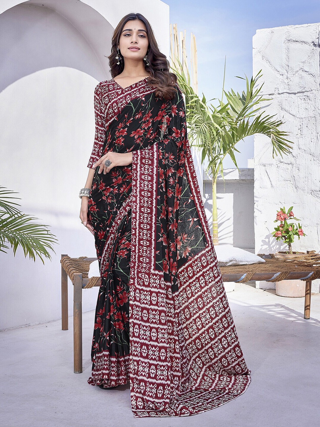 

MAGMINA Floral Printed Banarasi Saree, Black
