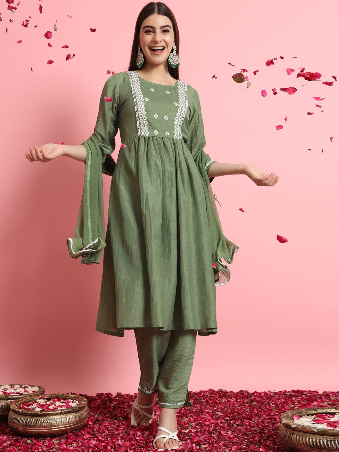 

VredeVogel Ethnic Motifs Yoke Designed Empire Thread Work Kurta with Trousers & Dupatta, Green