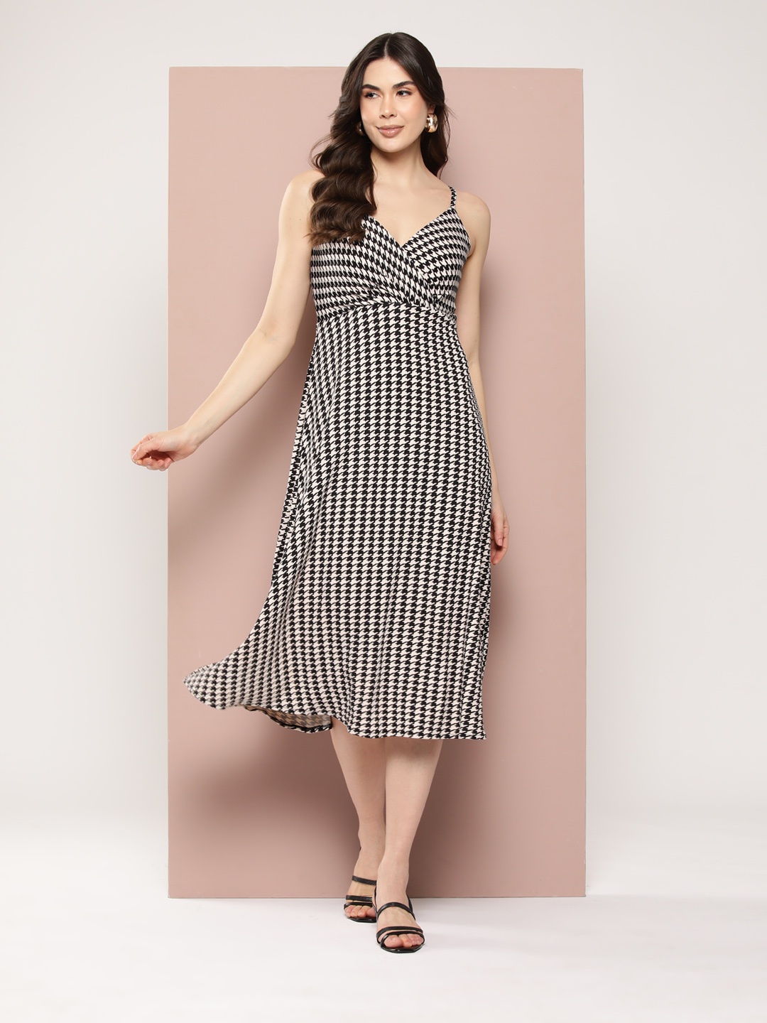 

Qurvii Houndstooth Print Midi Wrap Dress, Off white