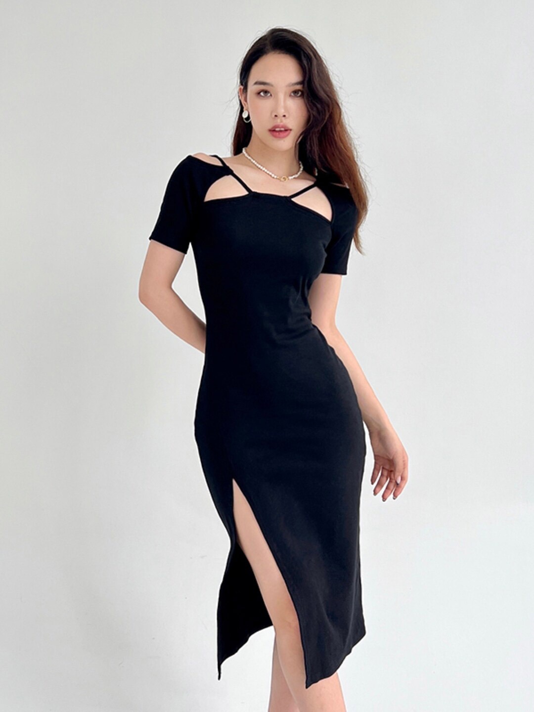 

Stylecast X KPOP Black Cold-Shoulder Bodycon Midi Dress