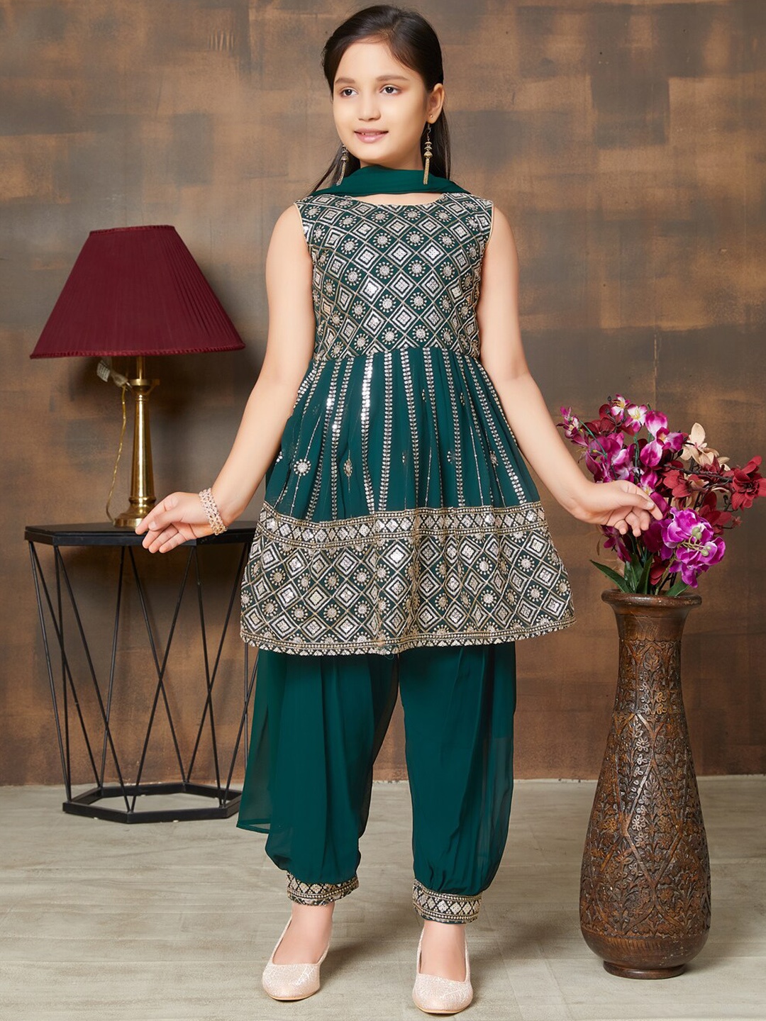 

Aarika Girls Ethnic Motifs Embroidered Regular Kurti with Patiala & With Dupatta, Green