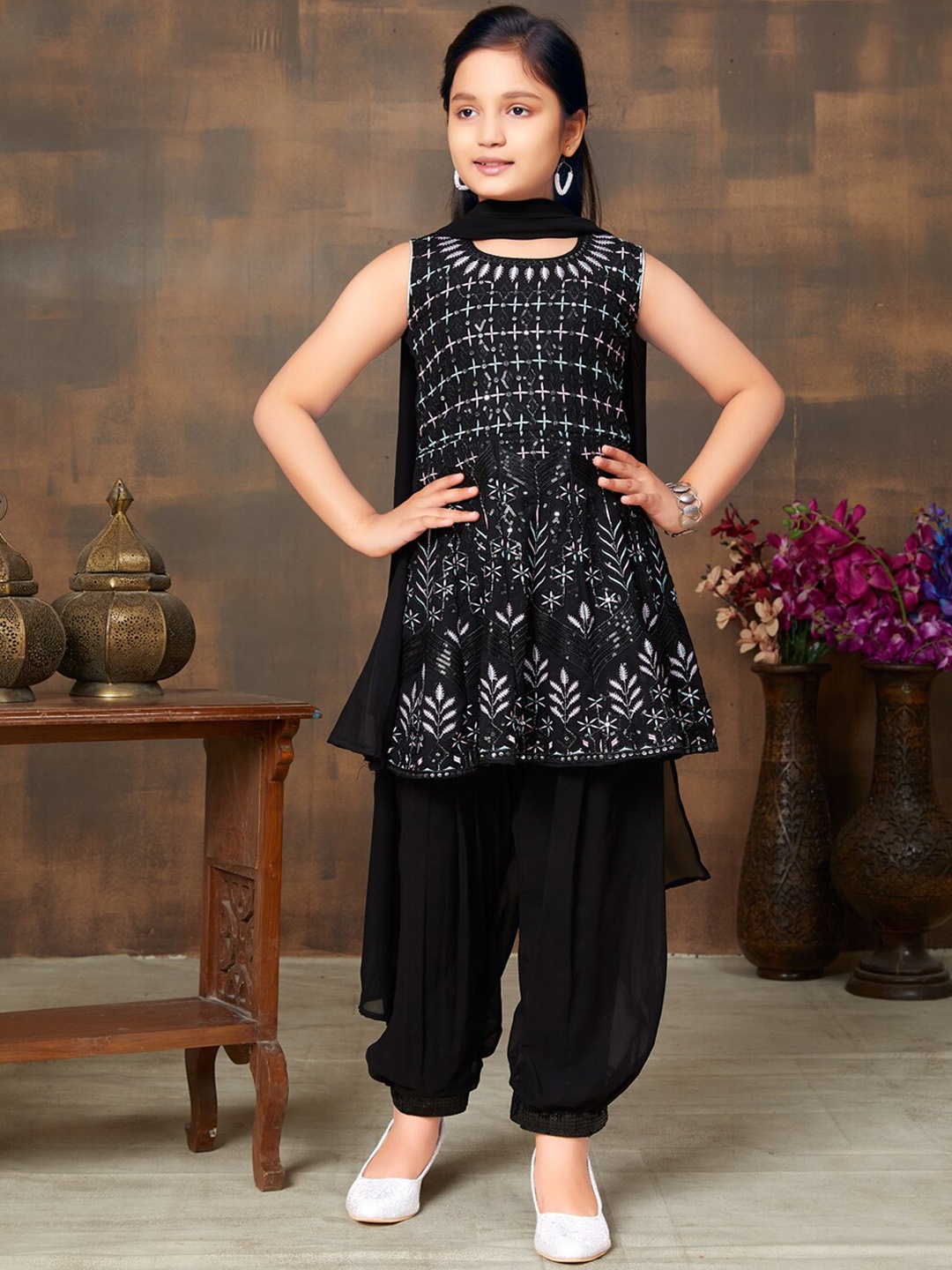 

Aarika Girls Ethnic Motifs Embroidered Regular Thread Work Kurta with Patiala & Dupatta, Black