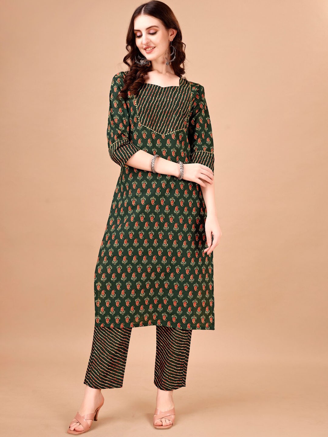 

PMD Fashion Ethnic Motifs Printed Regular Kurta With Trousers, Green